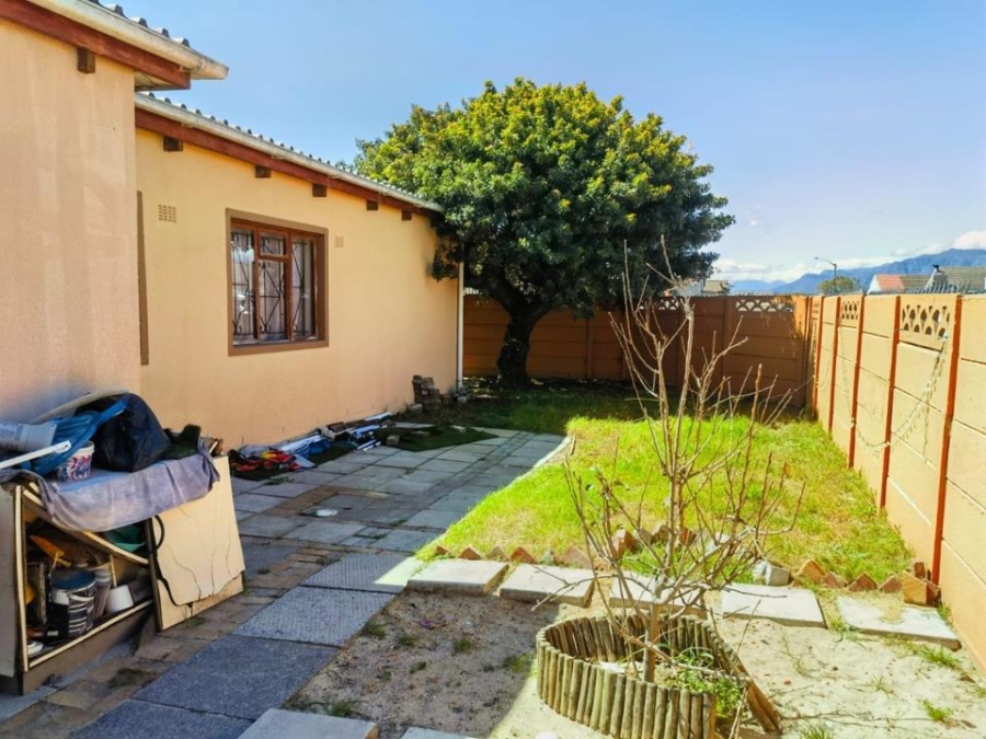 5 Bedroom Property for Sale in Devon Park Village Western Cape